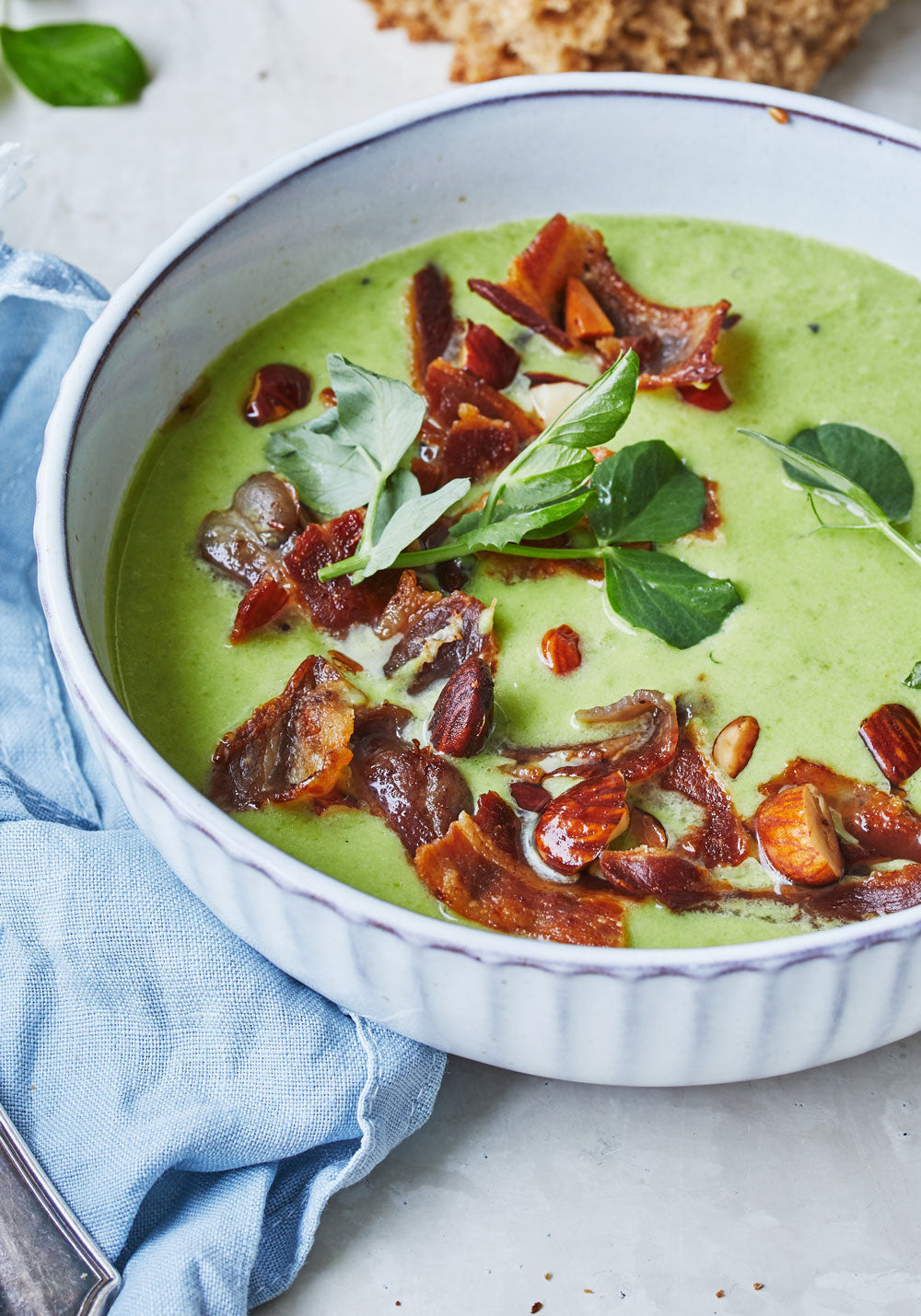 Ærtesuppe med bacon og mandelknas