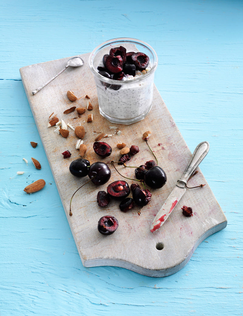 Chia alamande med friske kirsebær