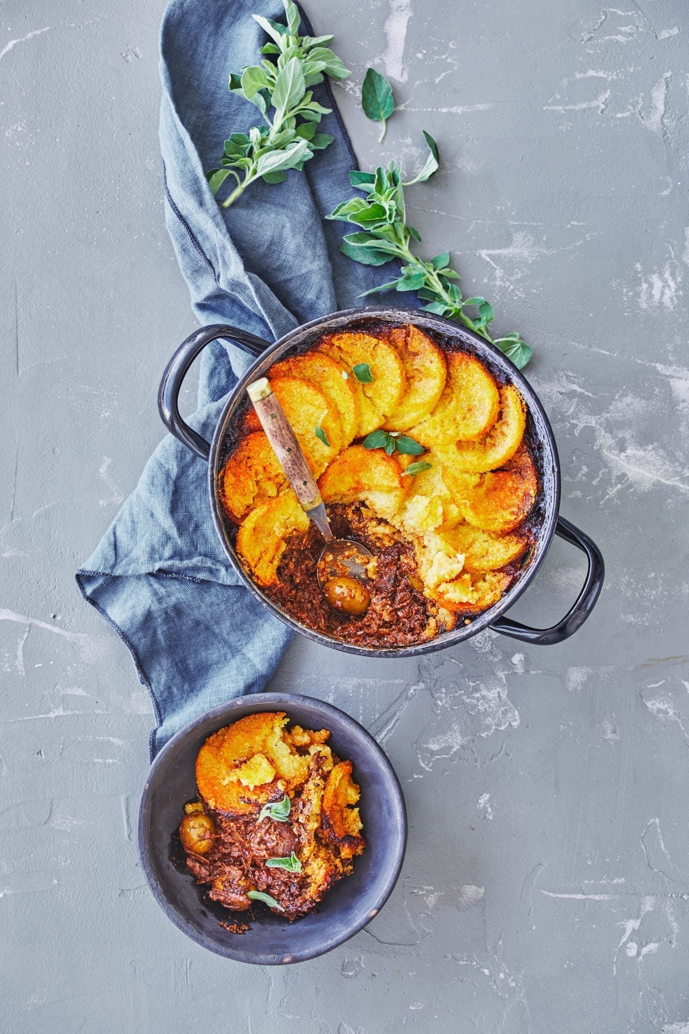 One-pot-pie med oksekød, chorizo og polenta