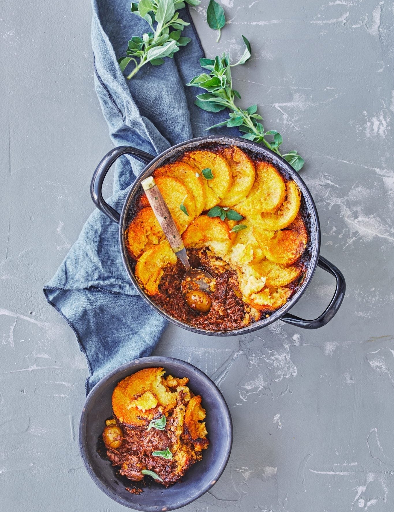 One-pot-pie med oksekød, chorizo og polenta