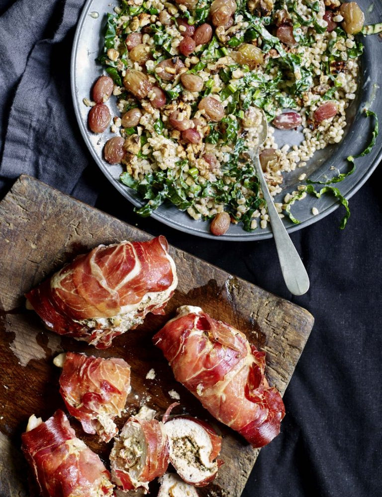 Fyldt kyllingebryst & perlebygsalat med bagte vindruer