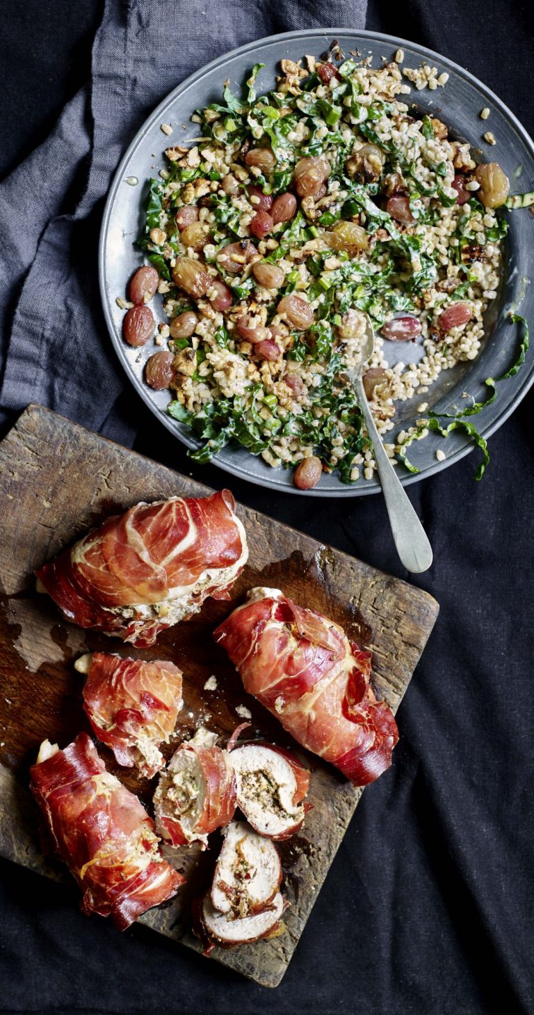 Fyldt kyllingebryst & perlebygsalat med bagte vindruer