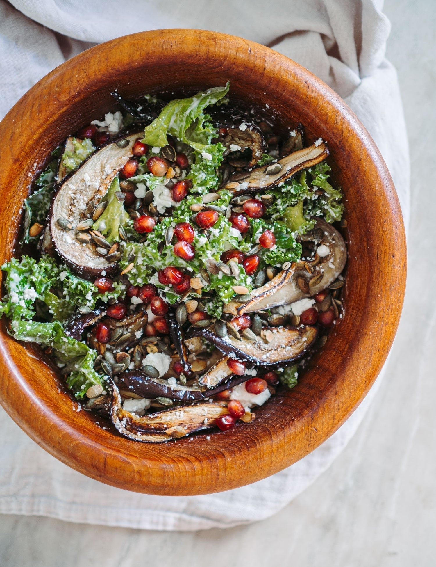 Grønkålssalat med granatæble, feta og aubergine