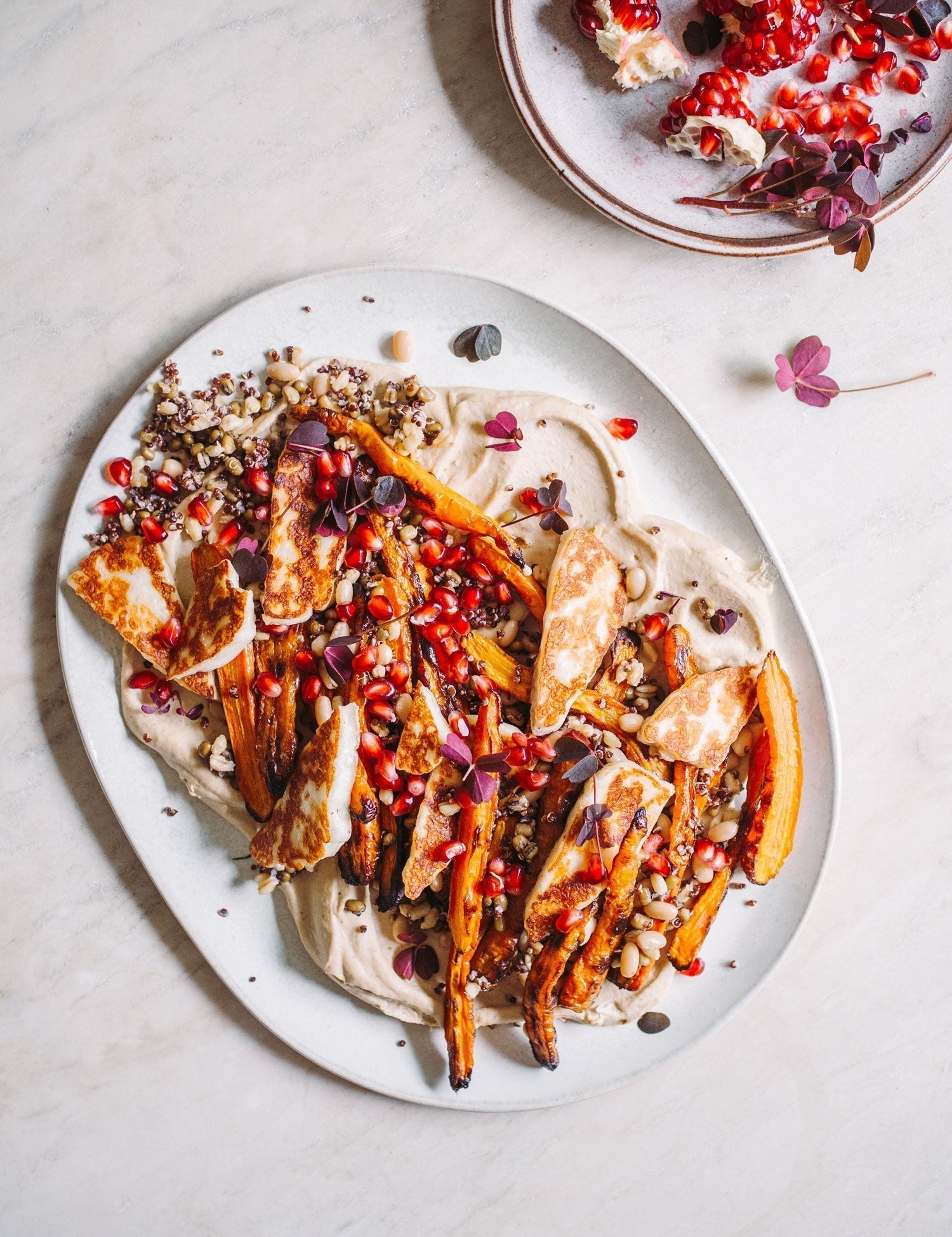 Hummusfad med bagte gulerødder og halloumi