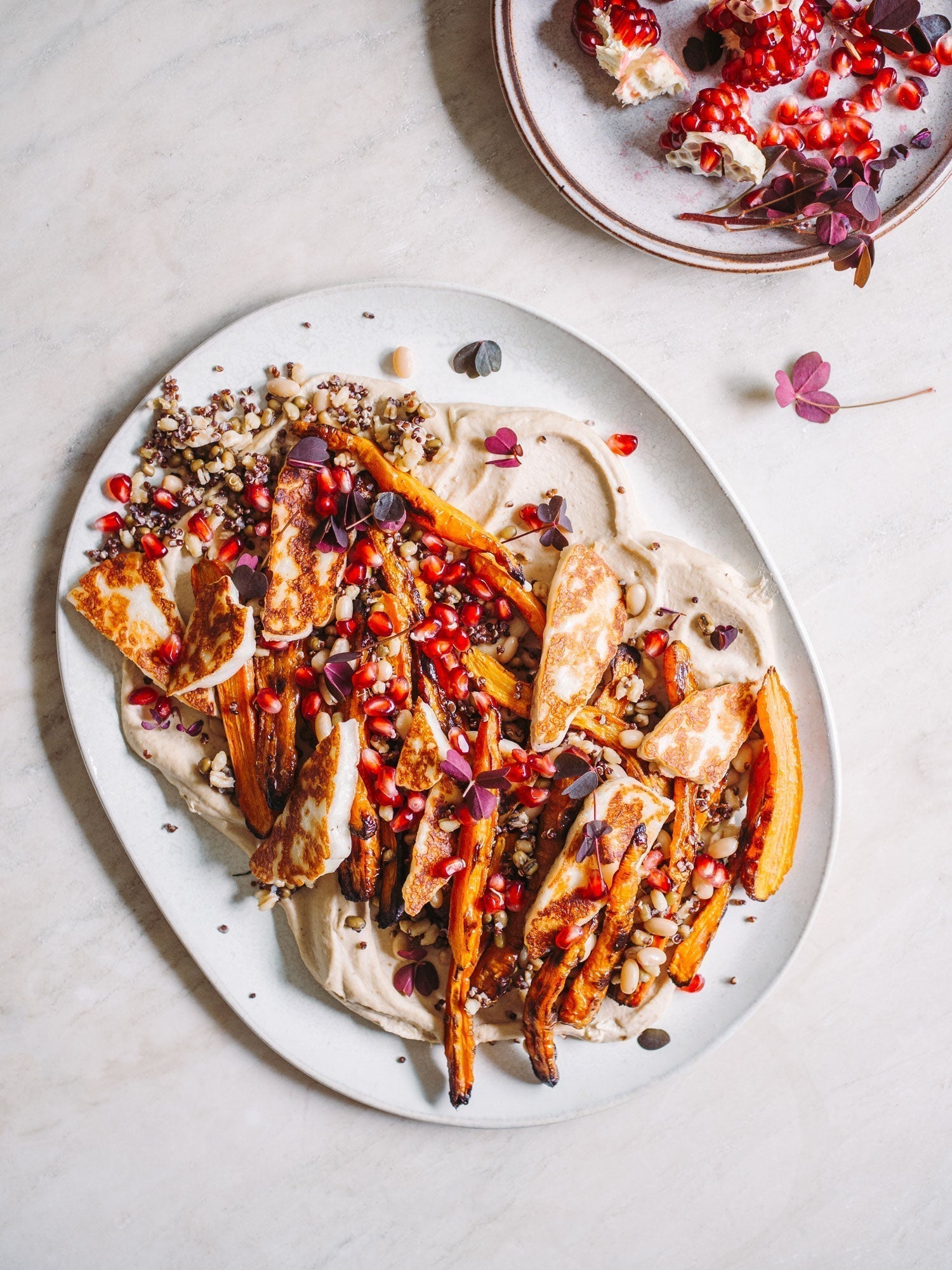 Hummusfad med bagte gulerødder og halloumi