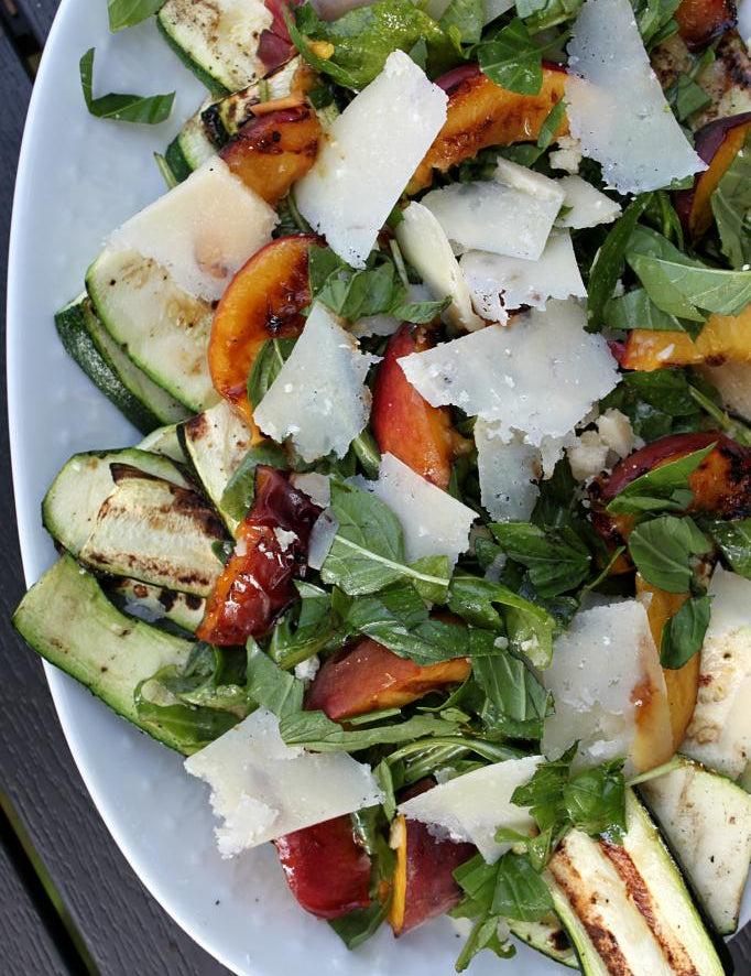 Salat med grillet fersken