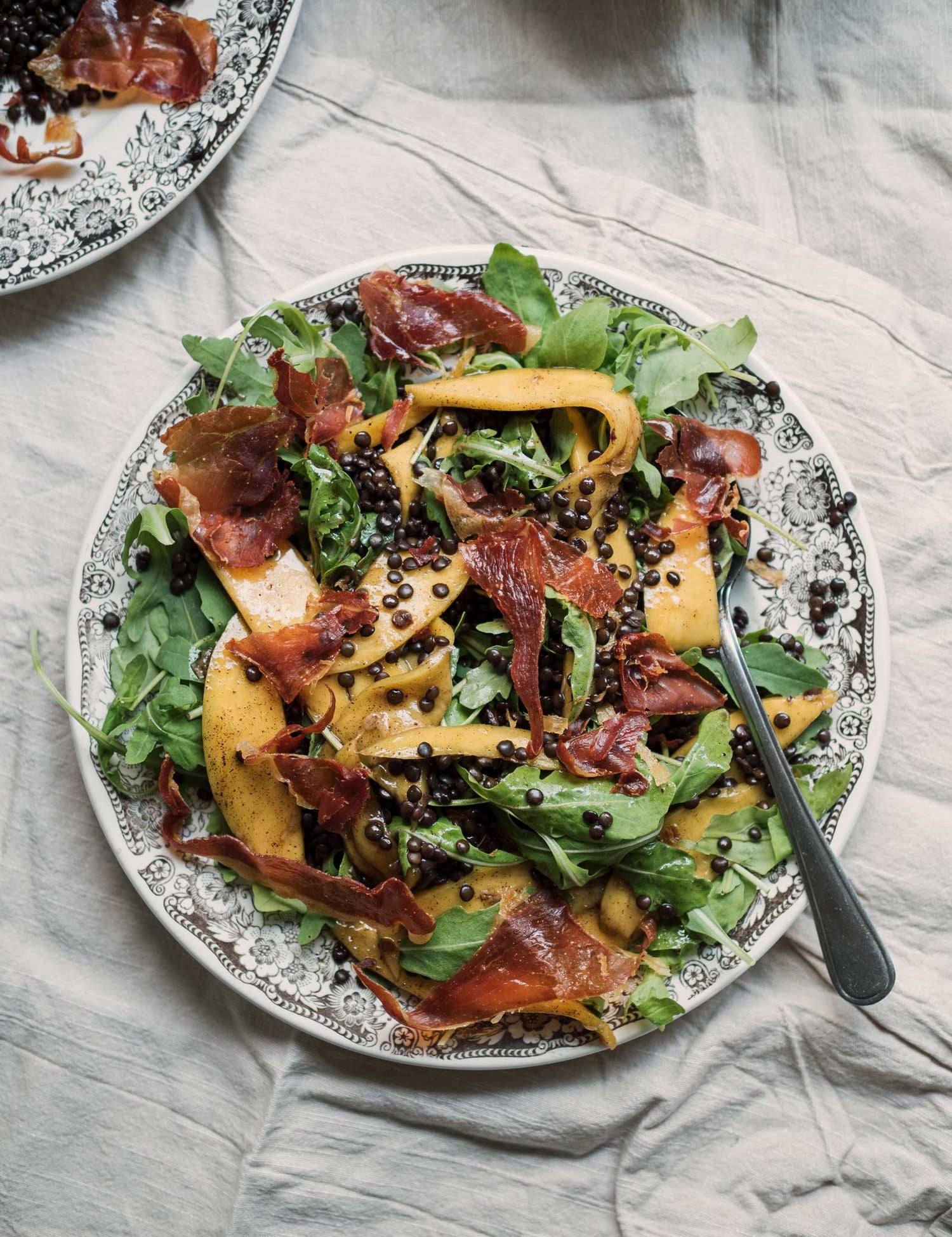 Linsesalat med vaniljemarineret mango og sprød serrano