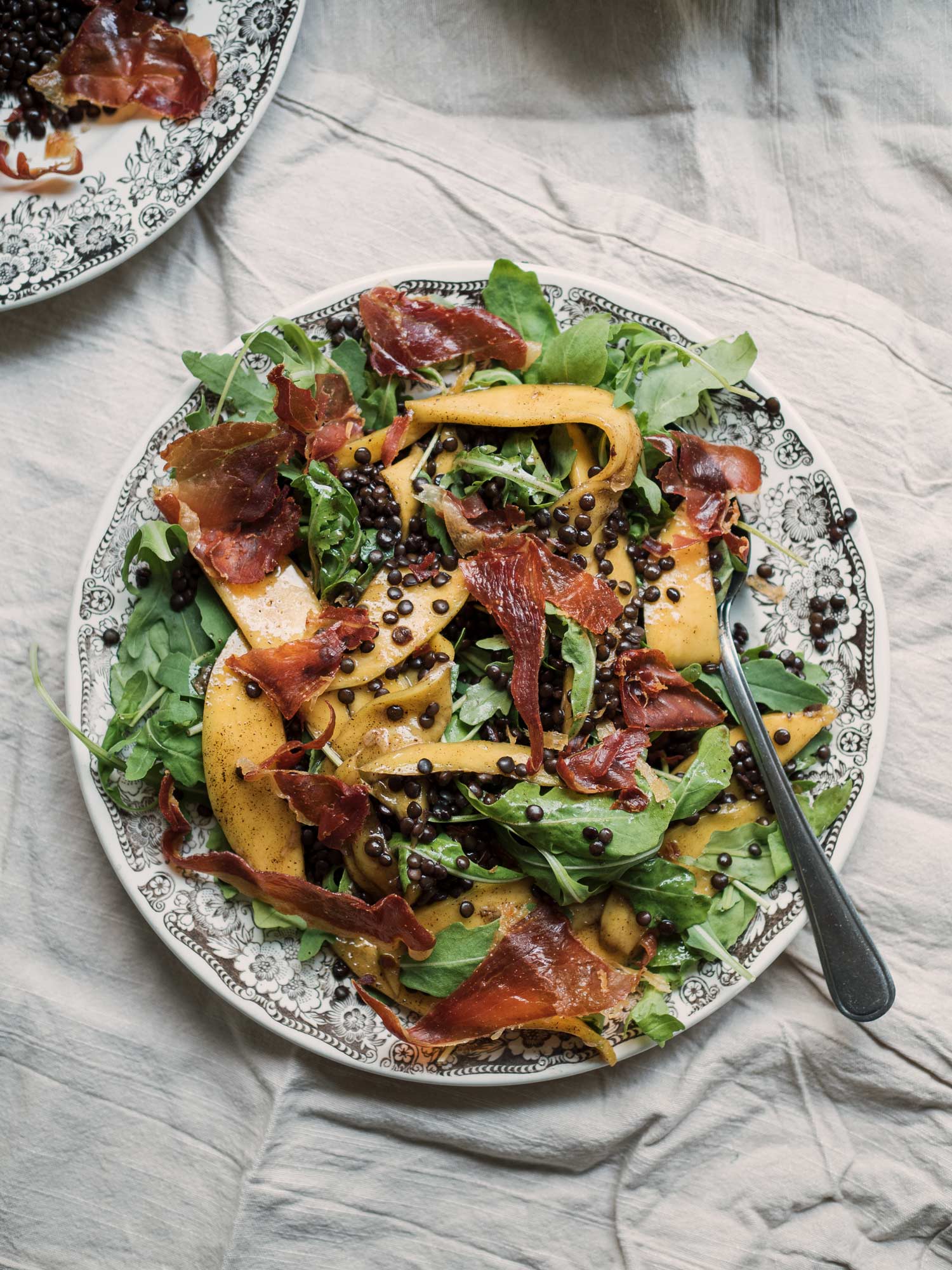 Linsesalat med vaniljemarineret mango og sprød serrano