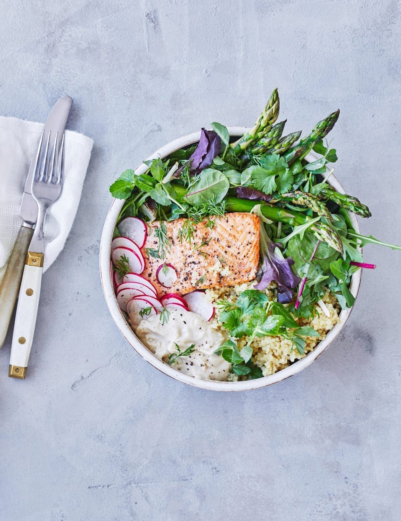 Salatskål med laks og butterbean-dip