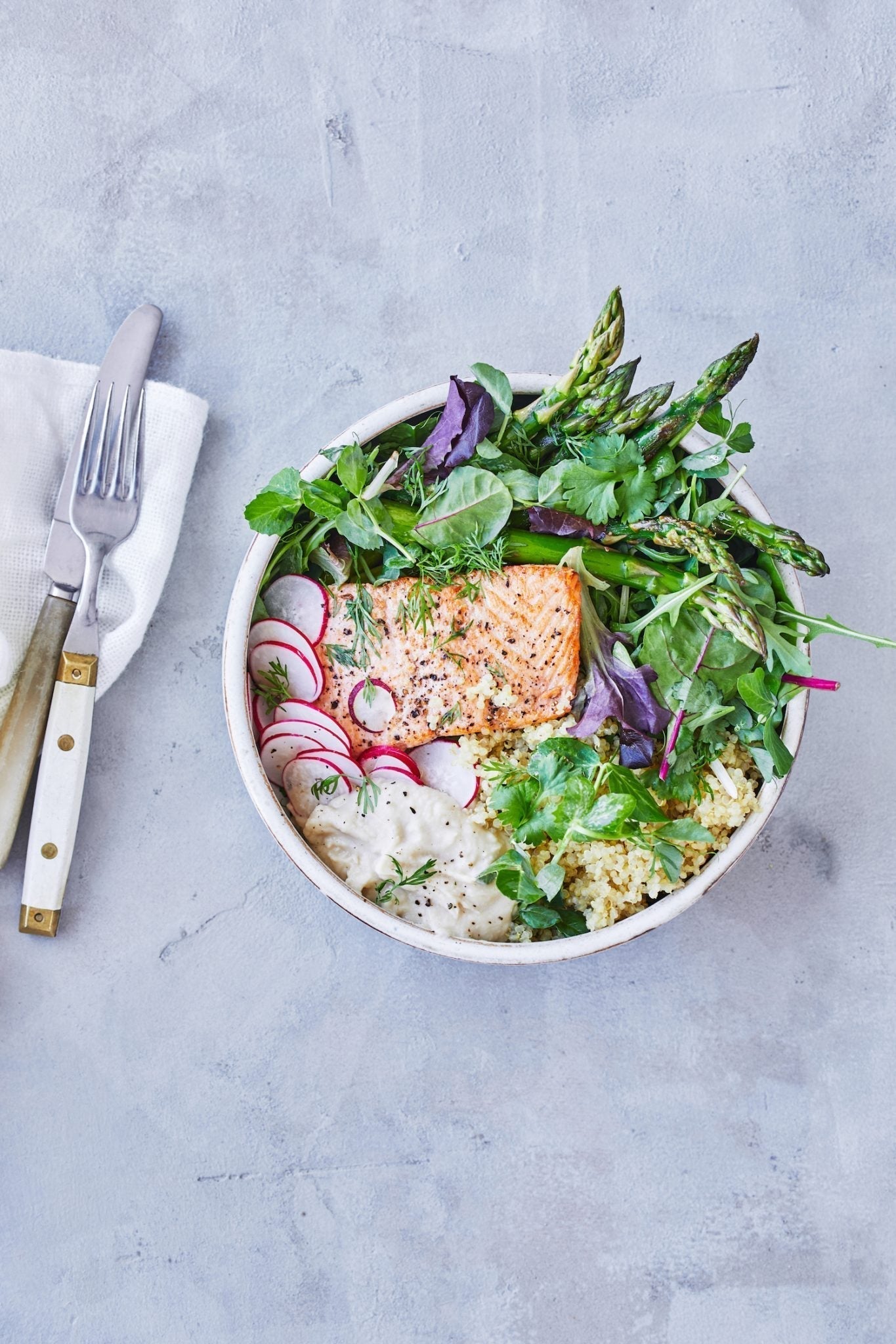 Salatskål med laks og butterbean-dip