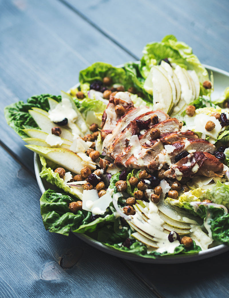 Overdådig cæsarsalat med pære, kylling og sprøde kikærter