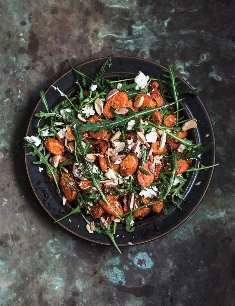 Salat med bagte gulerødder, feta & saltmandler
