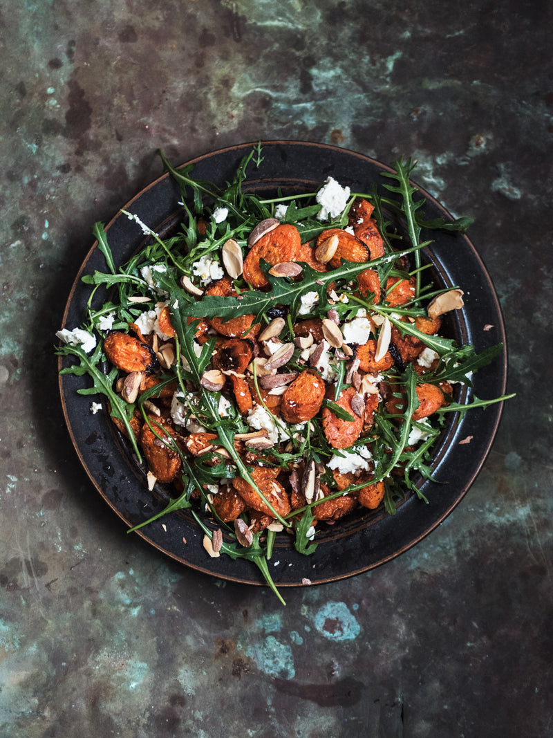 Salat med bagte gulerødder, feta & saltmandler