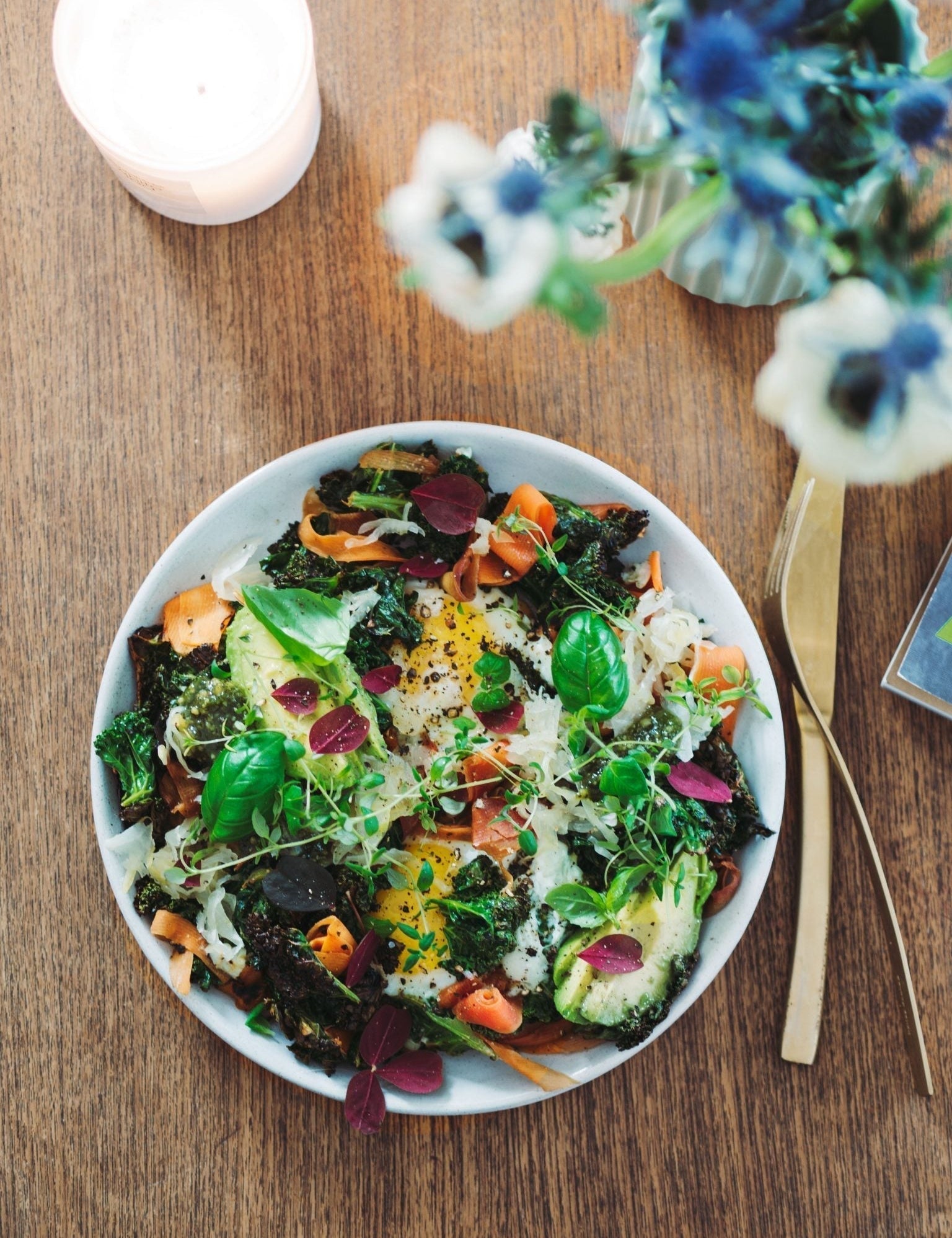 Grønkålspande med spejlæg