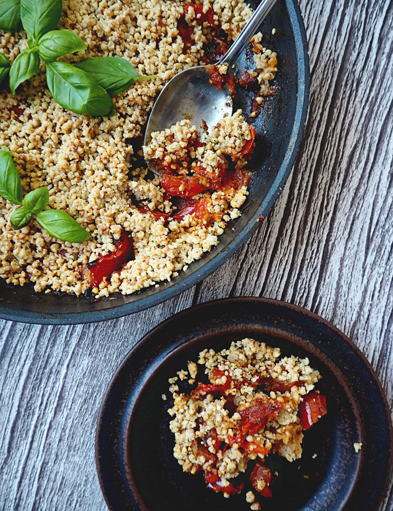 Tomatcrumble med boghvedeknas