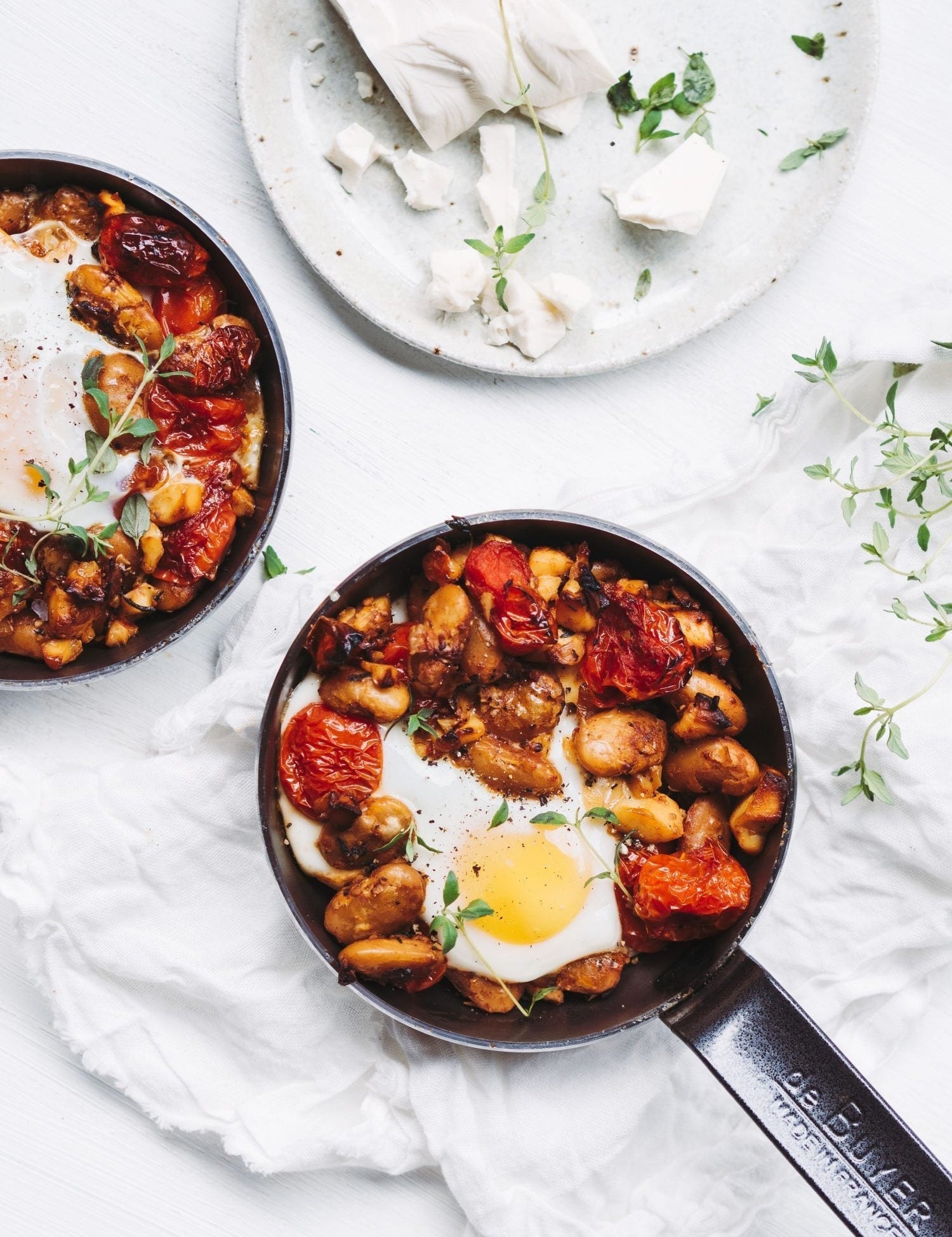 Brunchæg med tomater og bønner