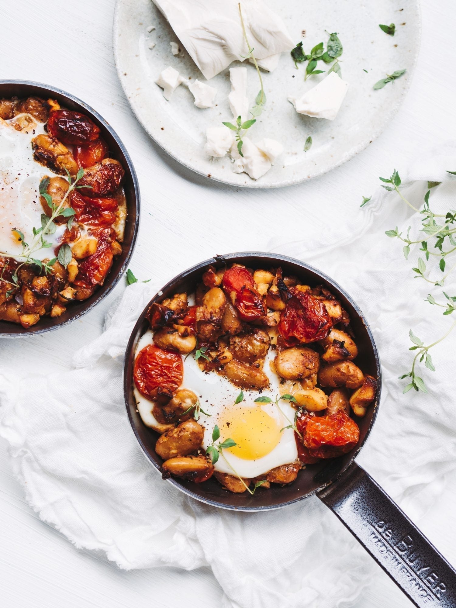 Brunchæg med tomater og bønner