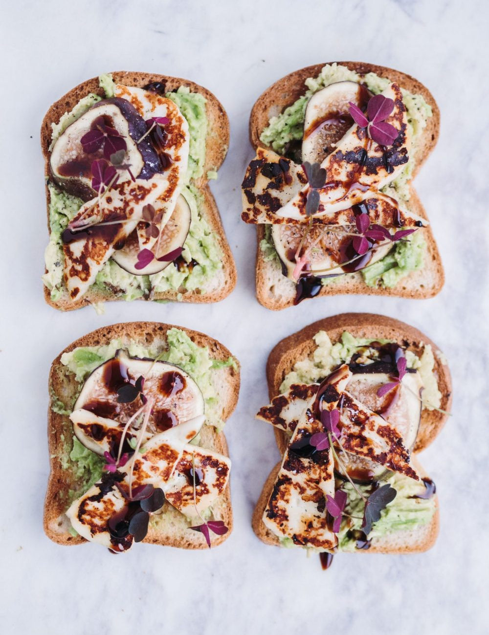 Avocado-toast med figner og halloumi