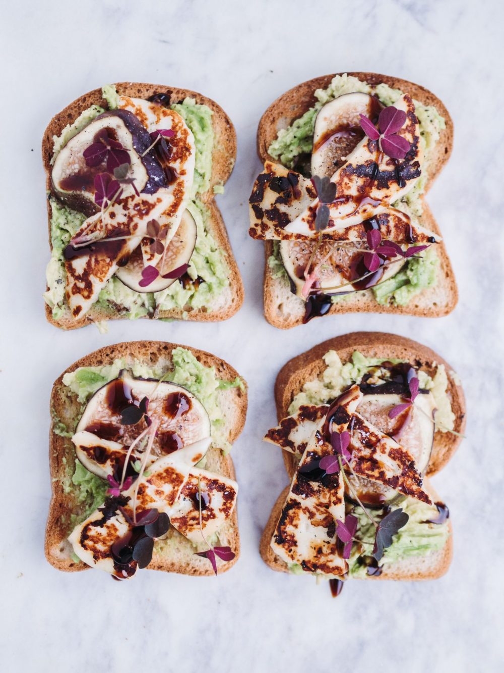 Avocado-toast med figner og halloumi