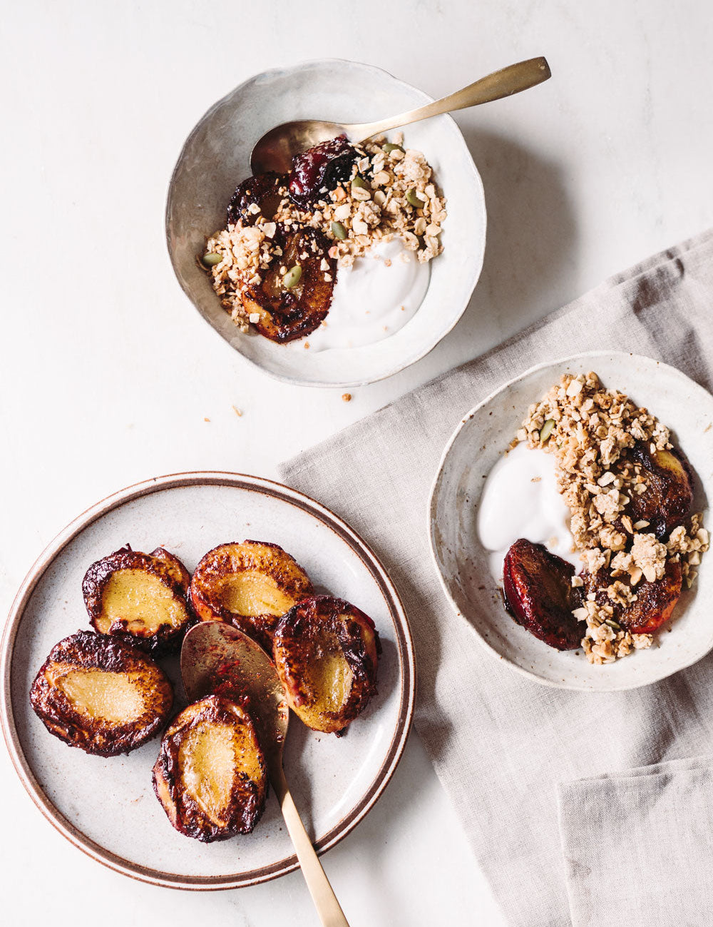 Stegte blommer med granola