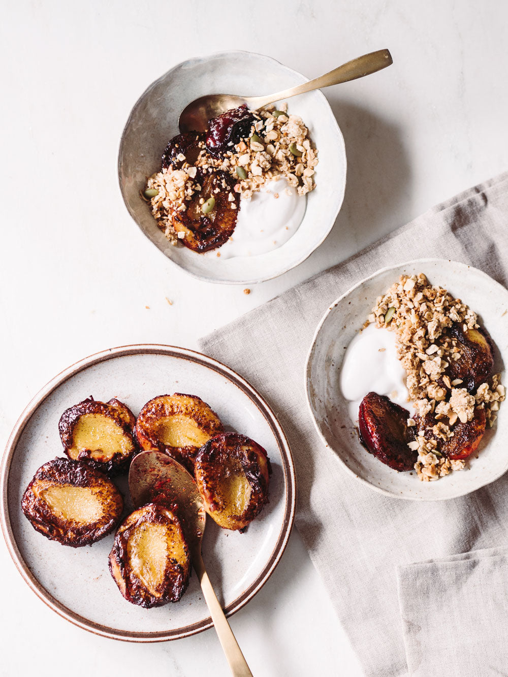 Stegte blommer med granola