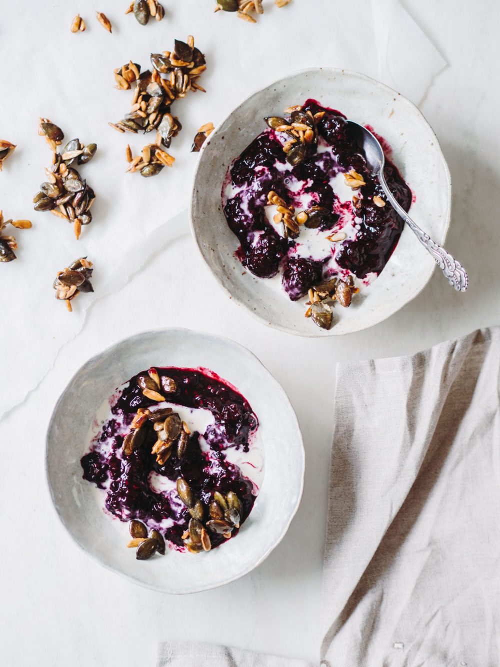 Skovbærgrød med ahornristede kerner