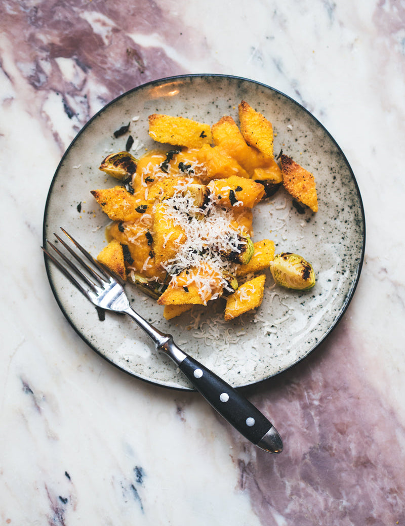 Ristede polenta-diamanter med cremet butternut-sauce