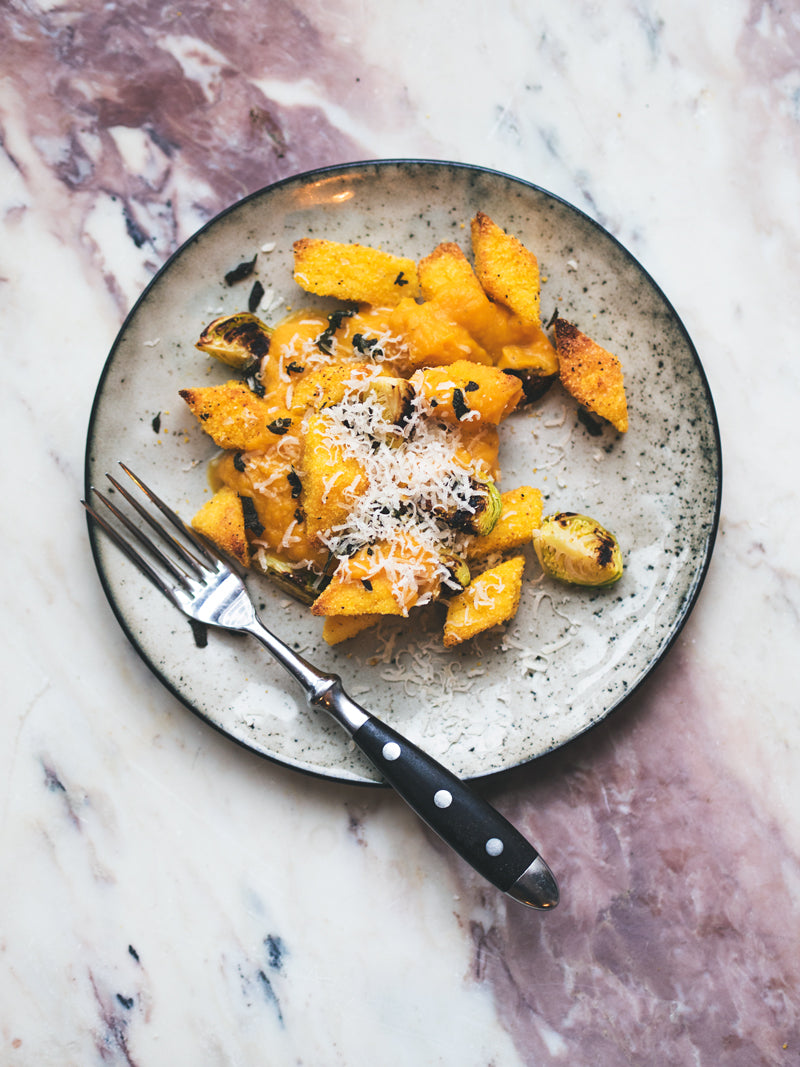 Ristede polenta-diamanter med cremet butternut-sauce