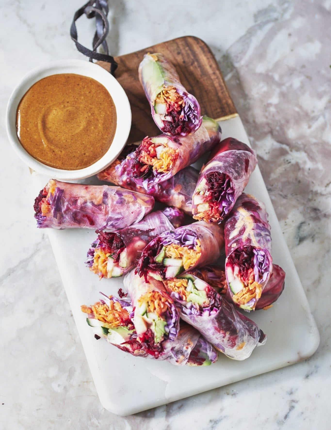 Rispapirsruller med asiatisk daddeldip