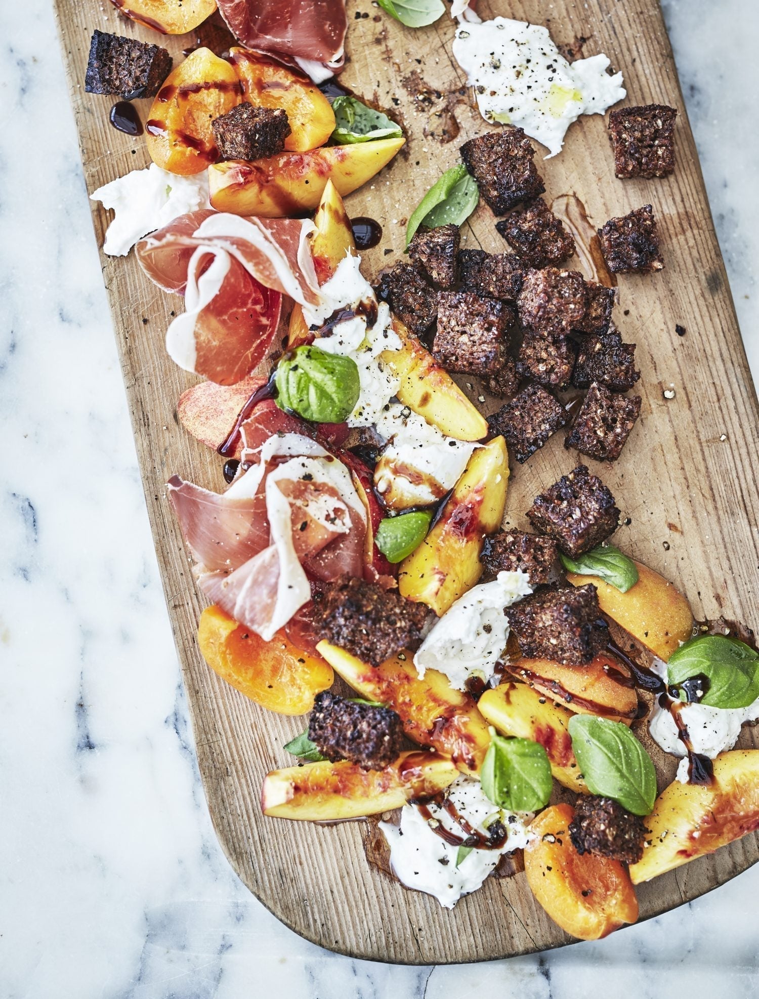 Salat med stenfrugter og mozzarella