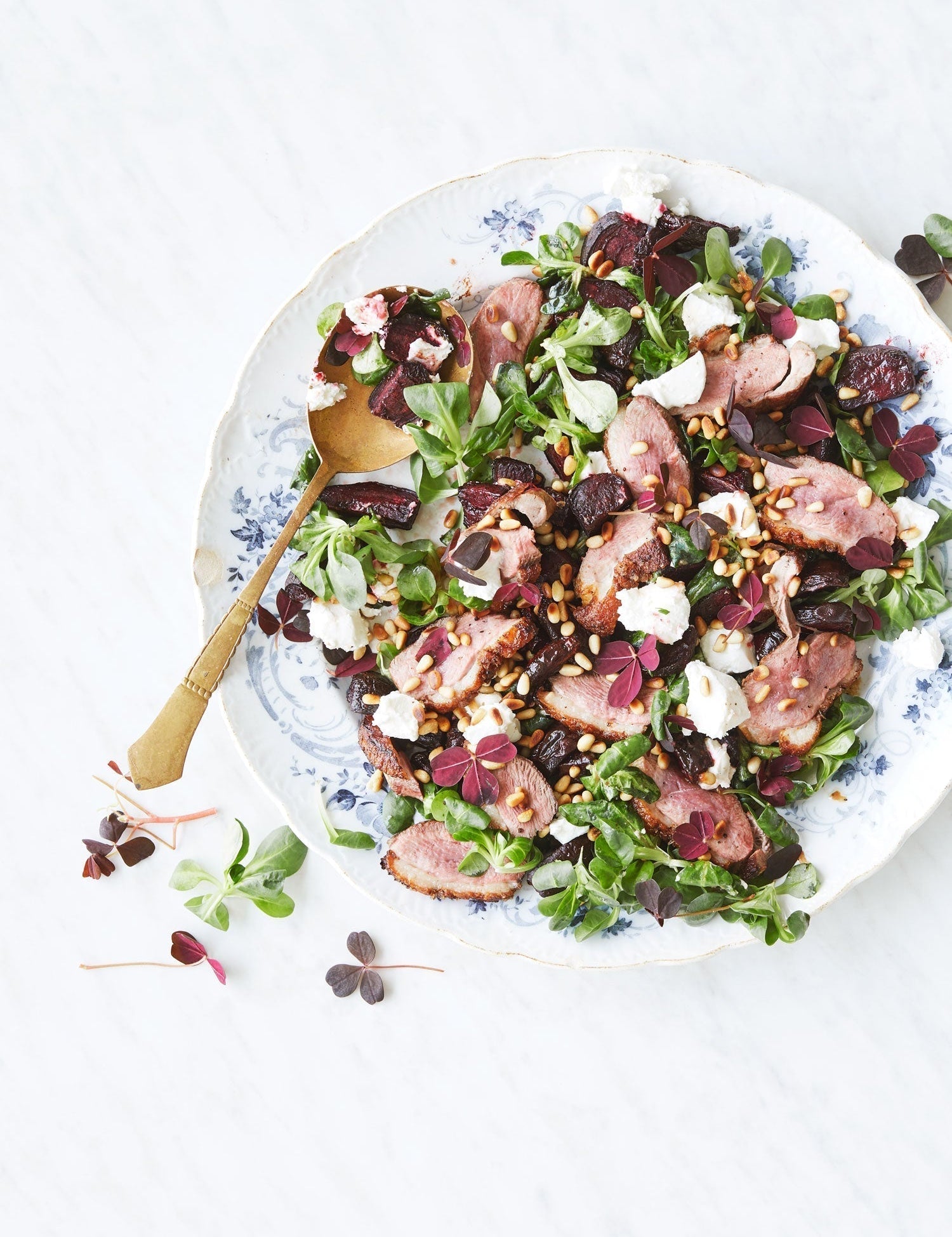 Salat med and, gedeost og bagte rødbeder