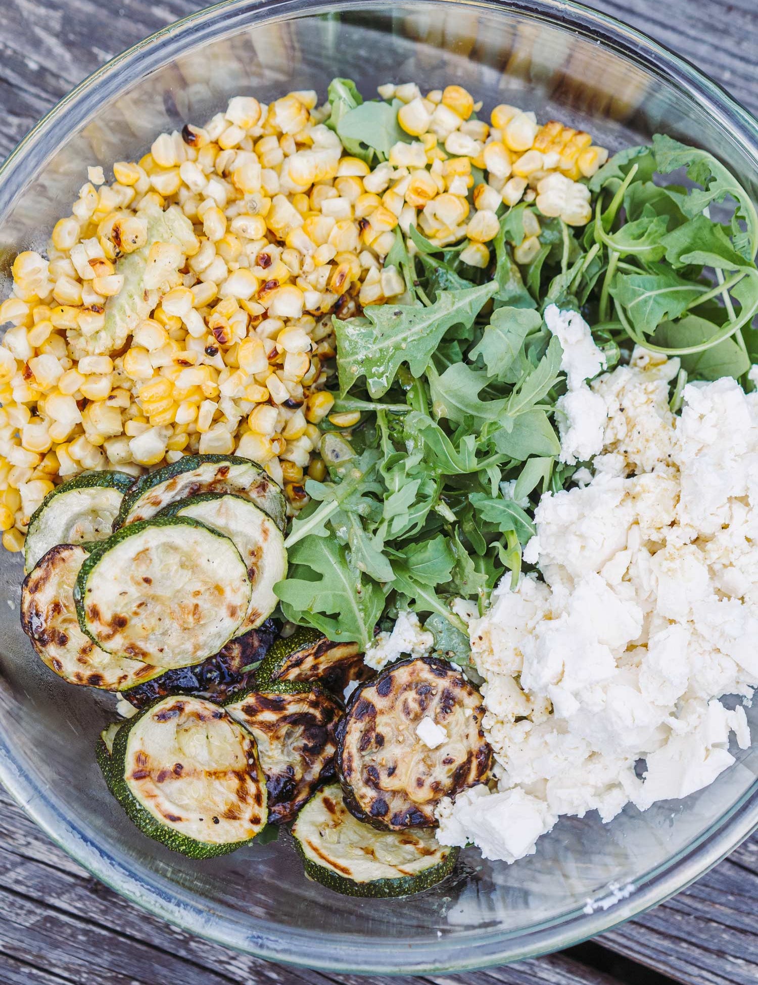 Salat med grillet squash og majs