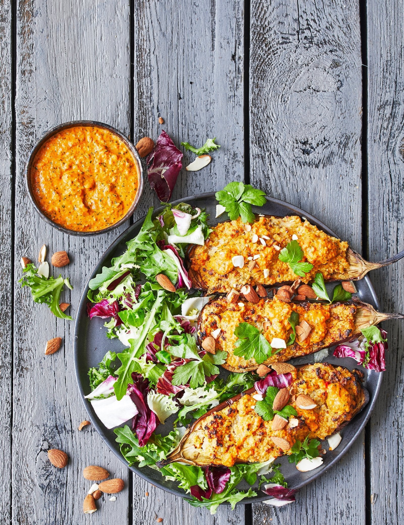 Fyldte auberginer med quinoa, ricotta og romesco