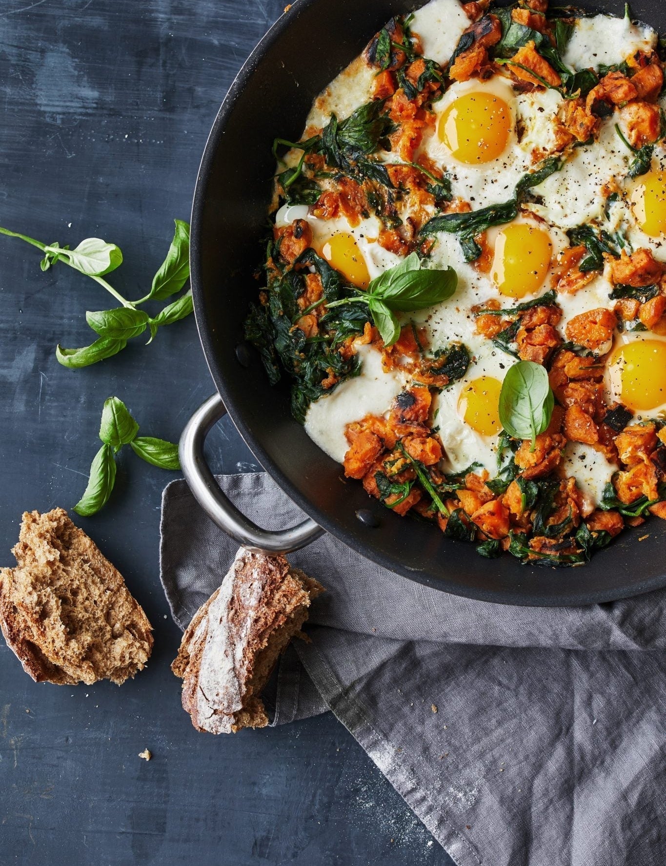 Sød kartoffel pande med spejlæg og spinat