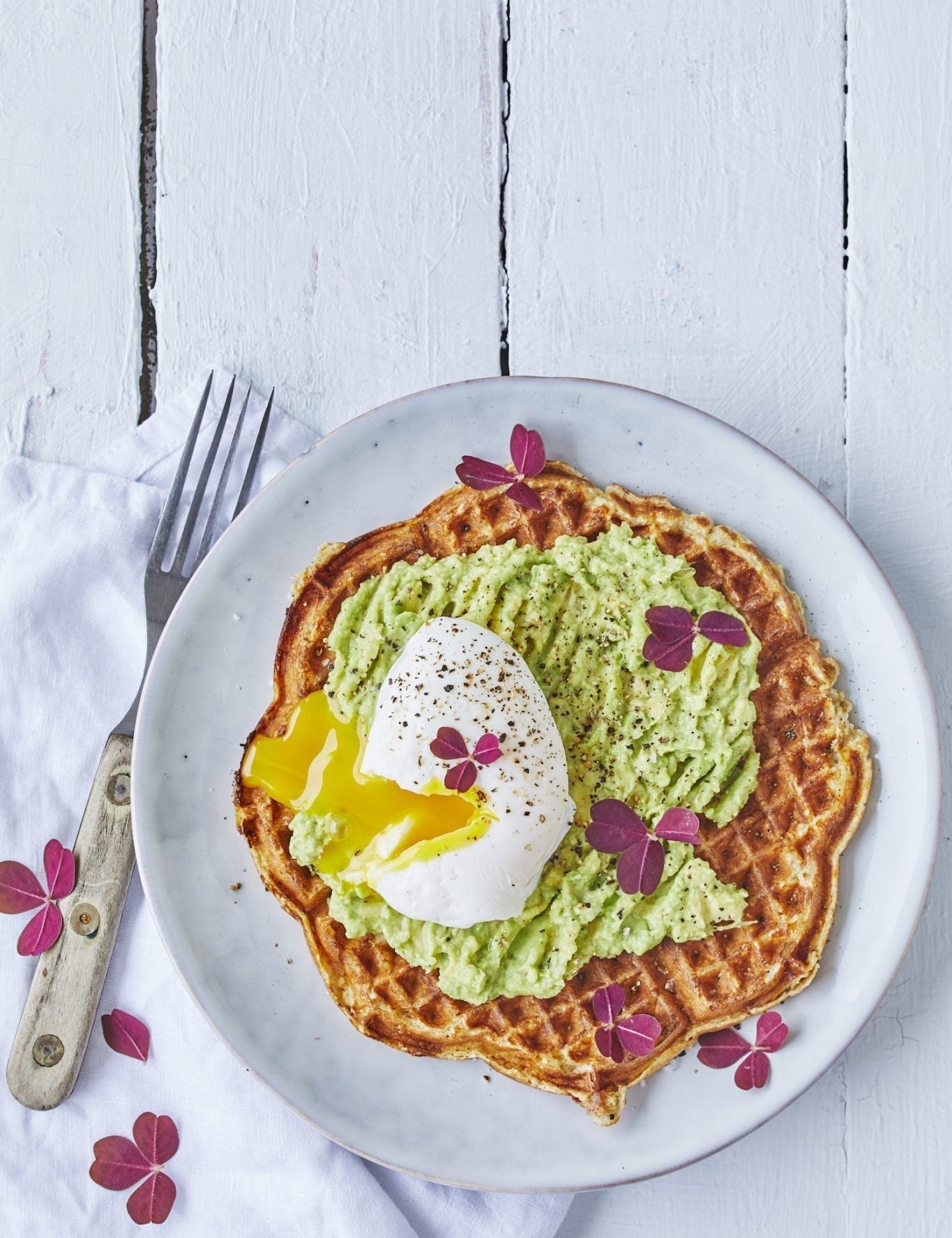 Vaffel toast med avocado og pocherede æg