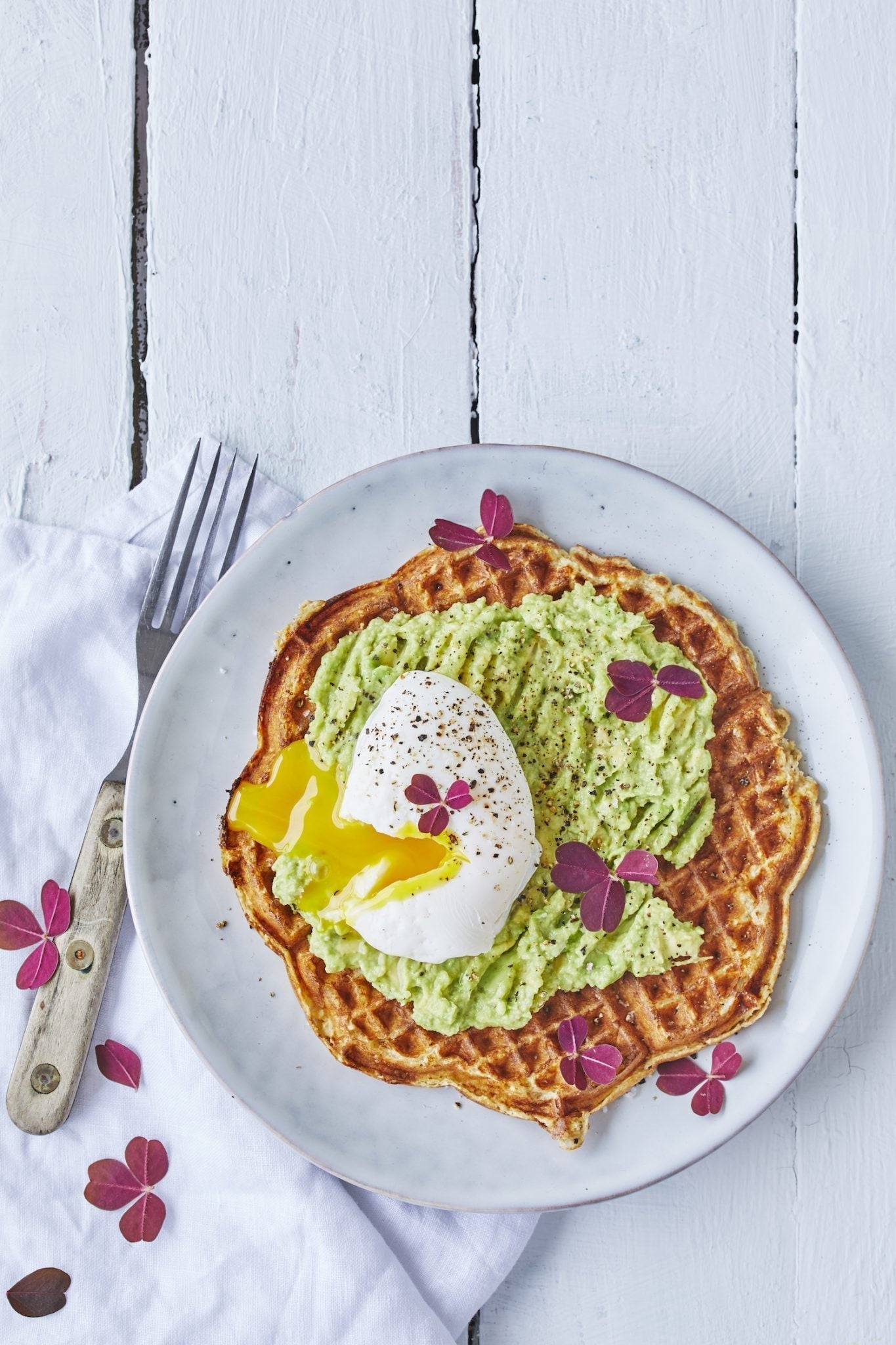 Vaffel toast med avocado og pocherede æg