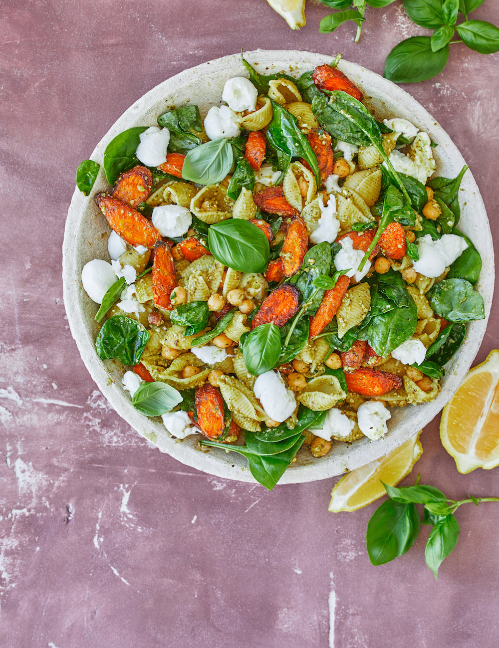 Pastasalat med pesto & bagte gulerødder