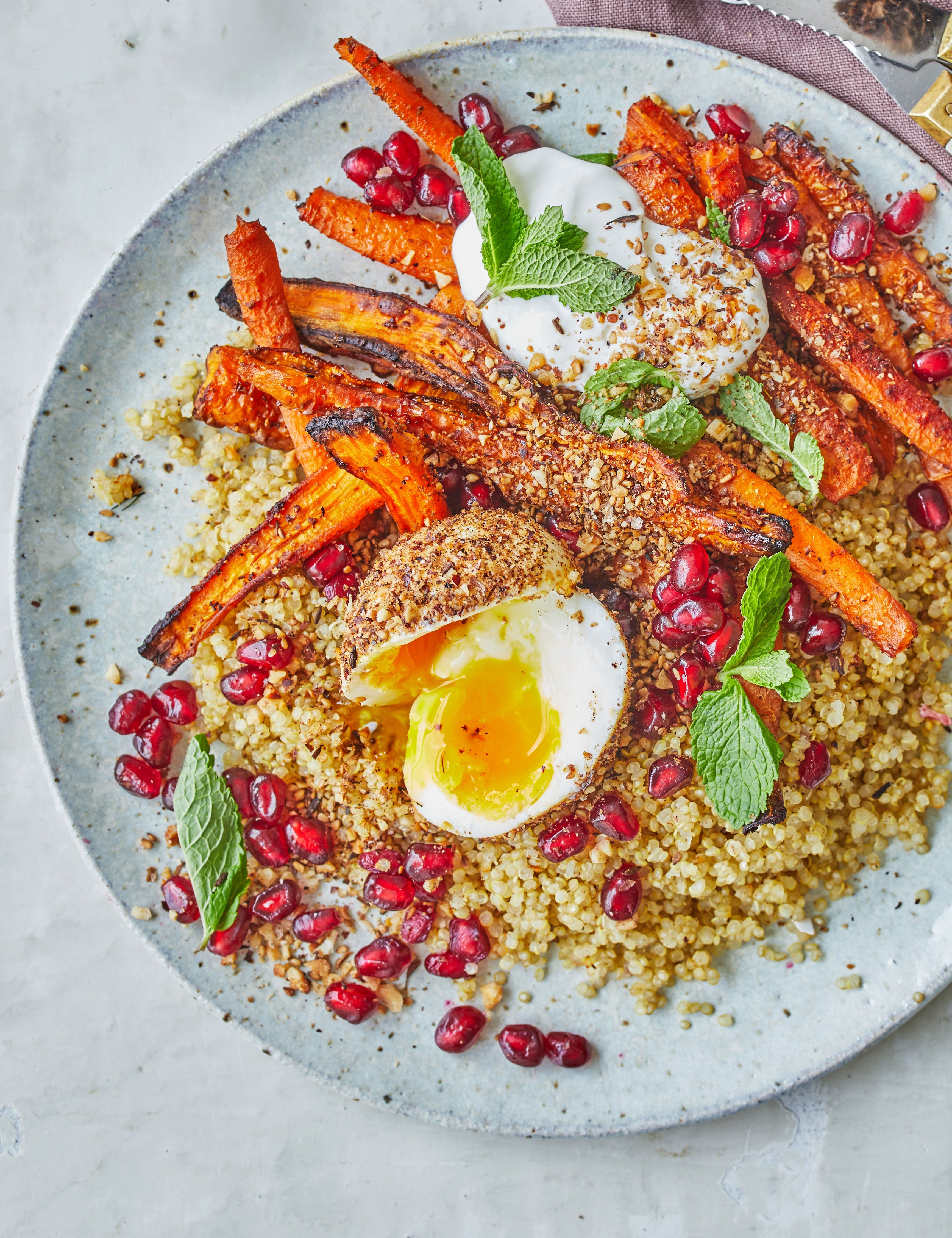 Ristede gulerødder med quinoa, dukkah og labneh