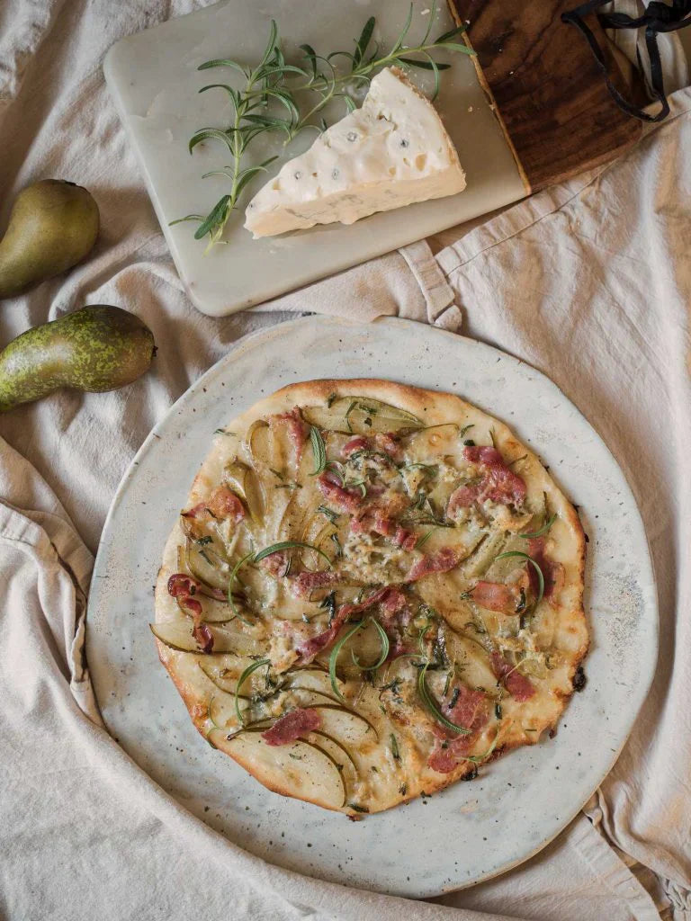 Pizza med Gorgonzola, pære og pancetta