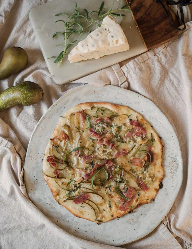 Pizza med Gorgonzola, pære og pancetta