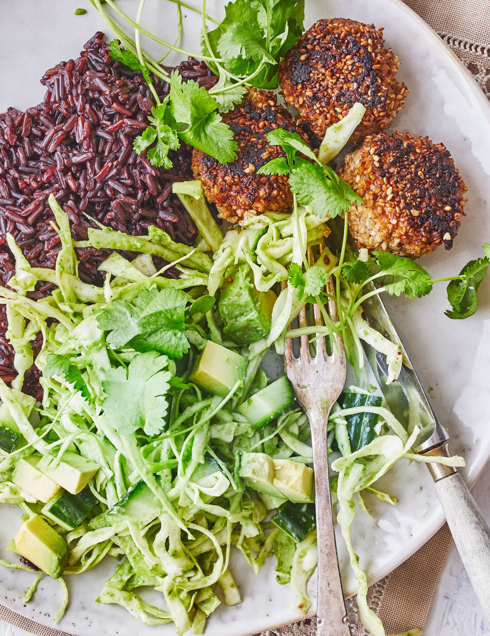 Asiatiske frikadeller med spidskålssalat