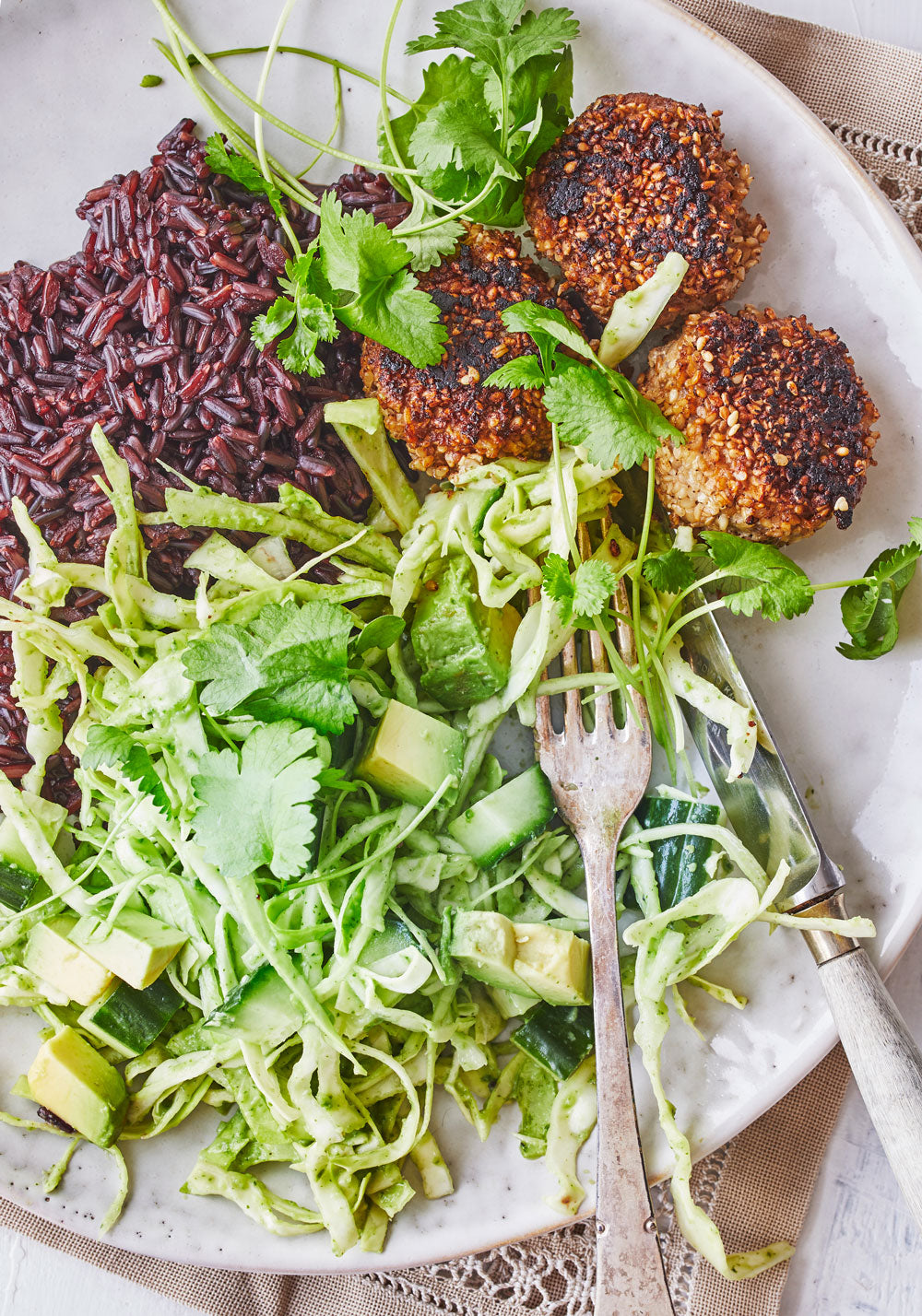 Asiatiske frikadeller med spidskålssalat