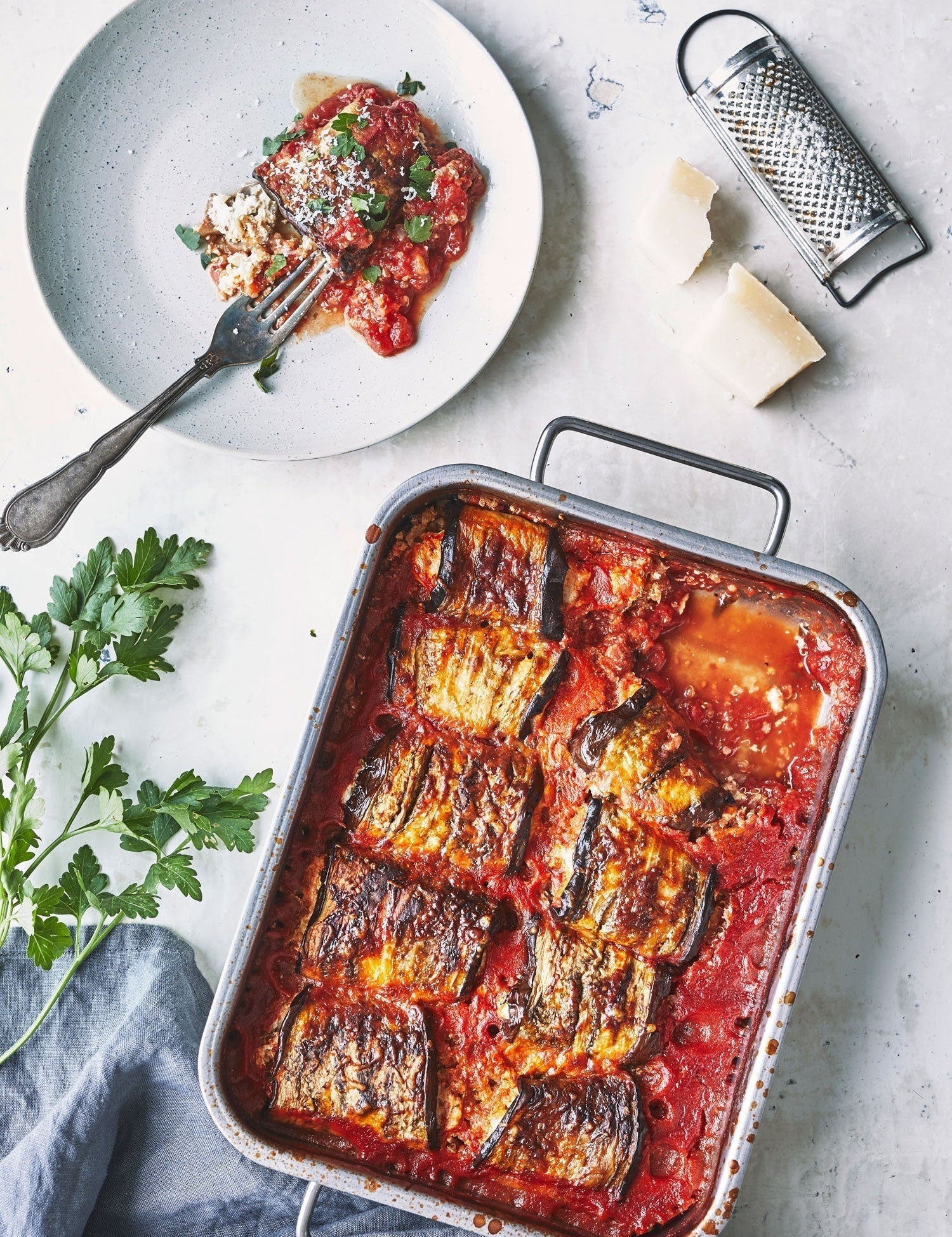Aubergineruller med quinoa, svampe og tomatsauce