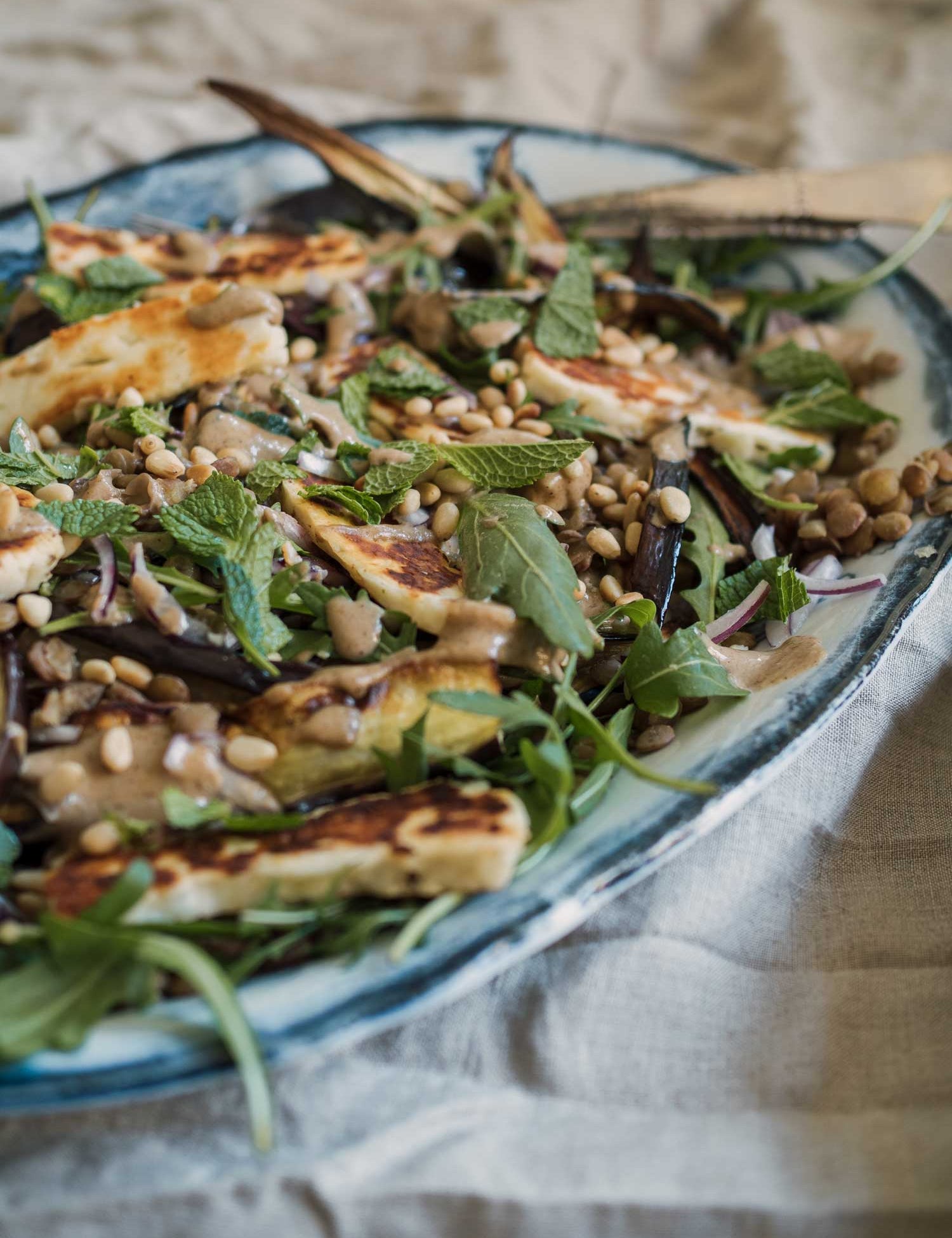 Salat med aubergine og halloumi