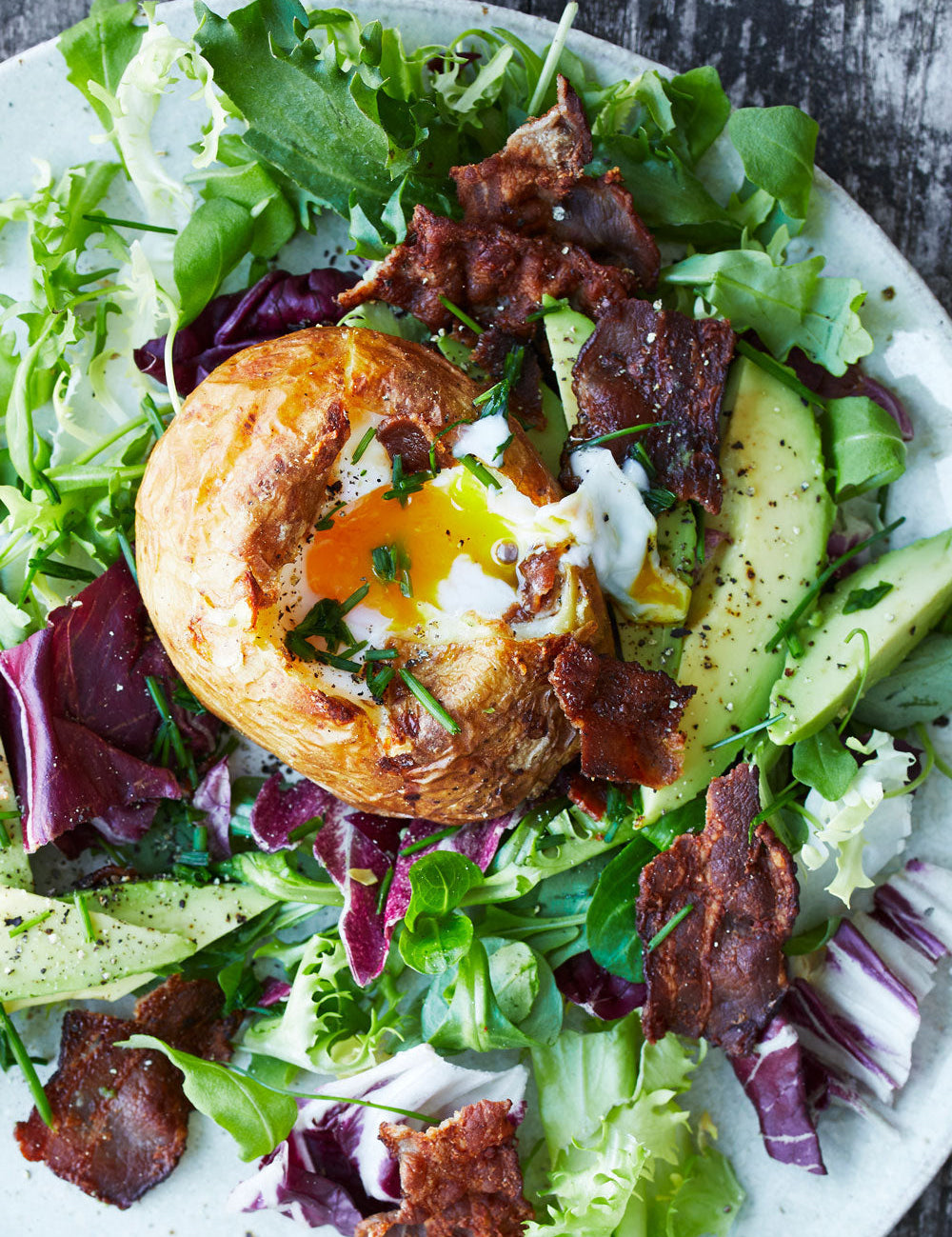 Fyldte bagekartofler med æg og bacon