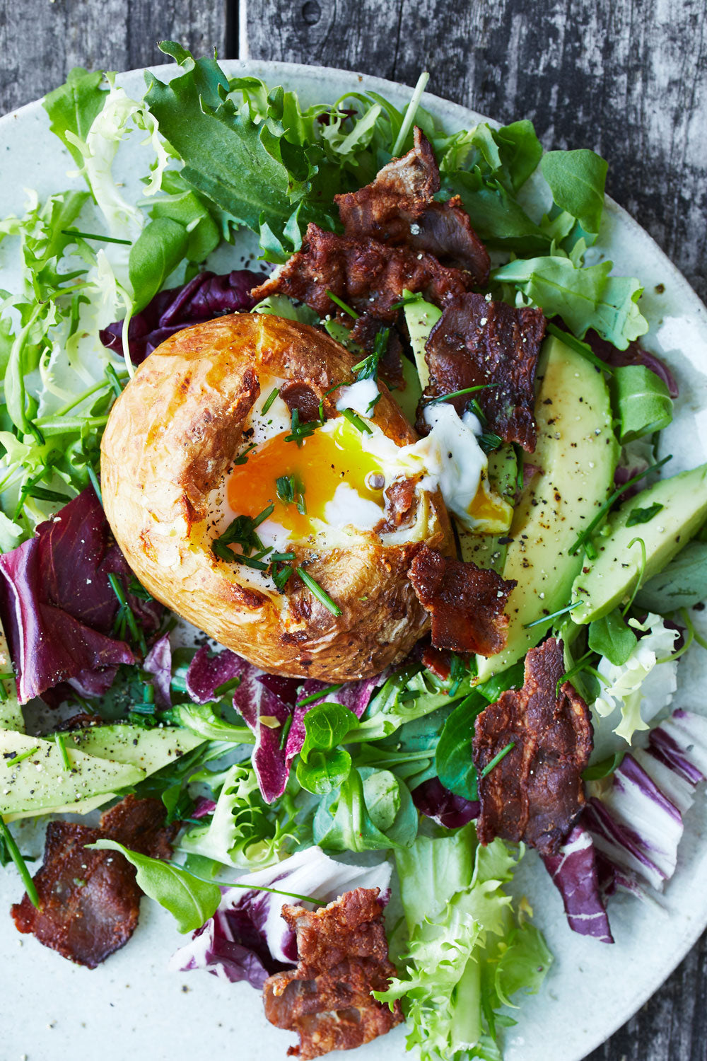 Fyldte bagekartofler med æg og bacon