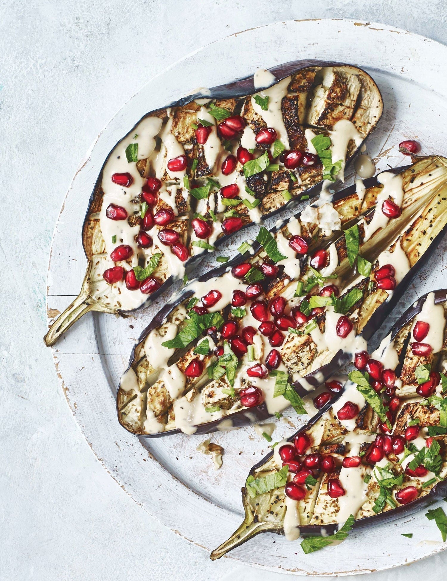 Bagte auberginer med tahin og granatæble