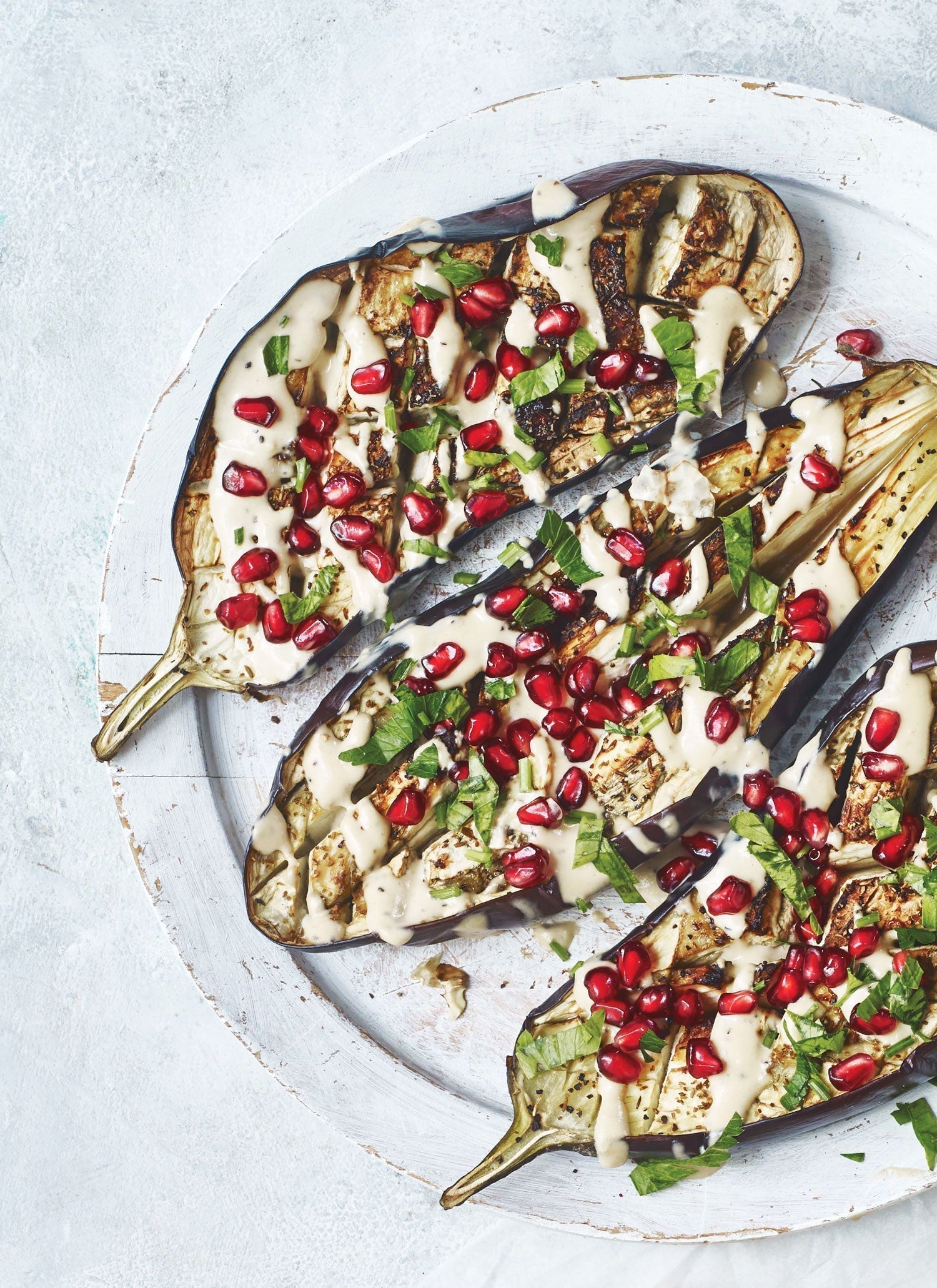 Bagte auberginer med tahin og granatæble