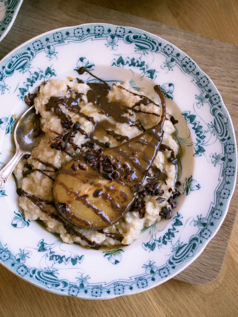 Havregrød med karamelliseret pære