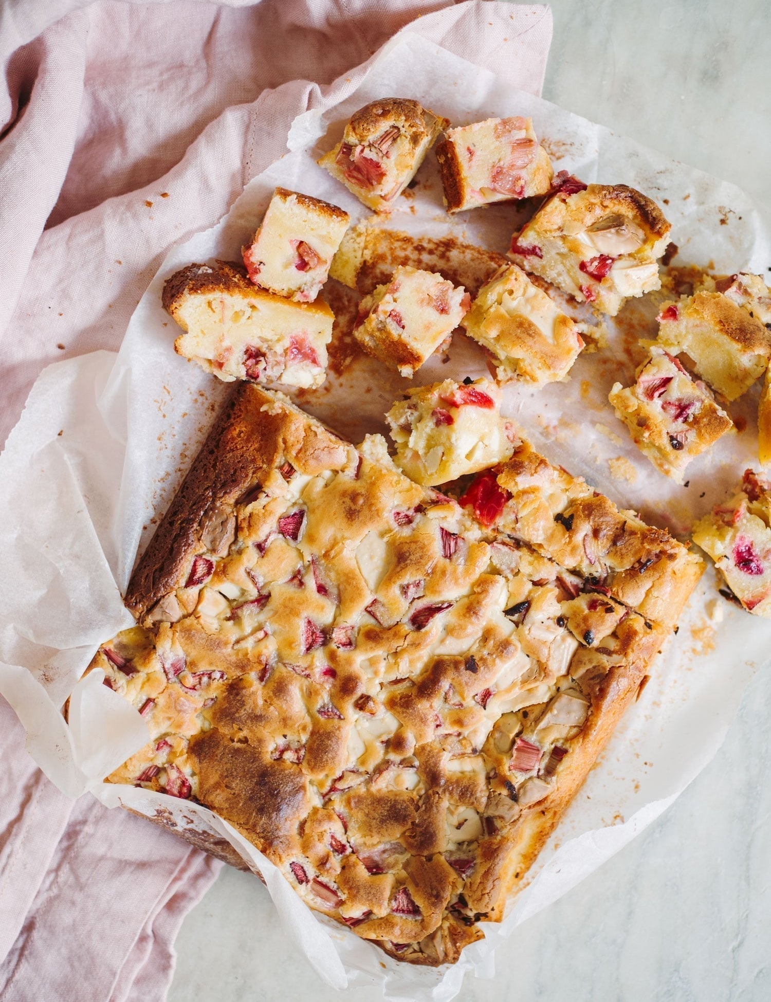 Blondies med hvid chokolade og rabarber